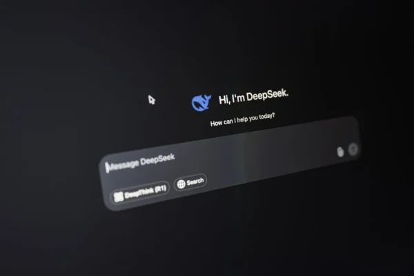 DeepSeek.ai dark‑mode chat interface showing a user prompt and AI answer with reasoning bubble.